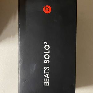 Beats Solo3 / only worn once/ Headphones are in perfect condition / no charger